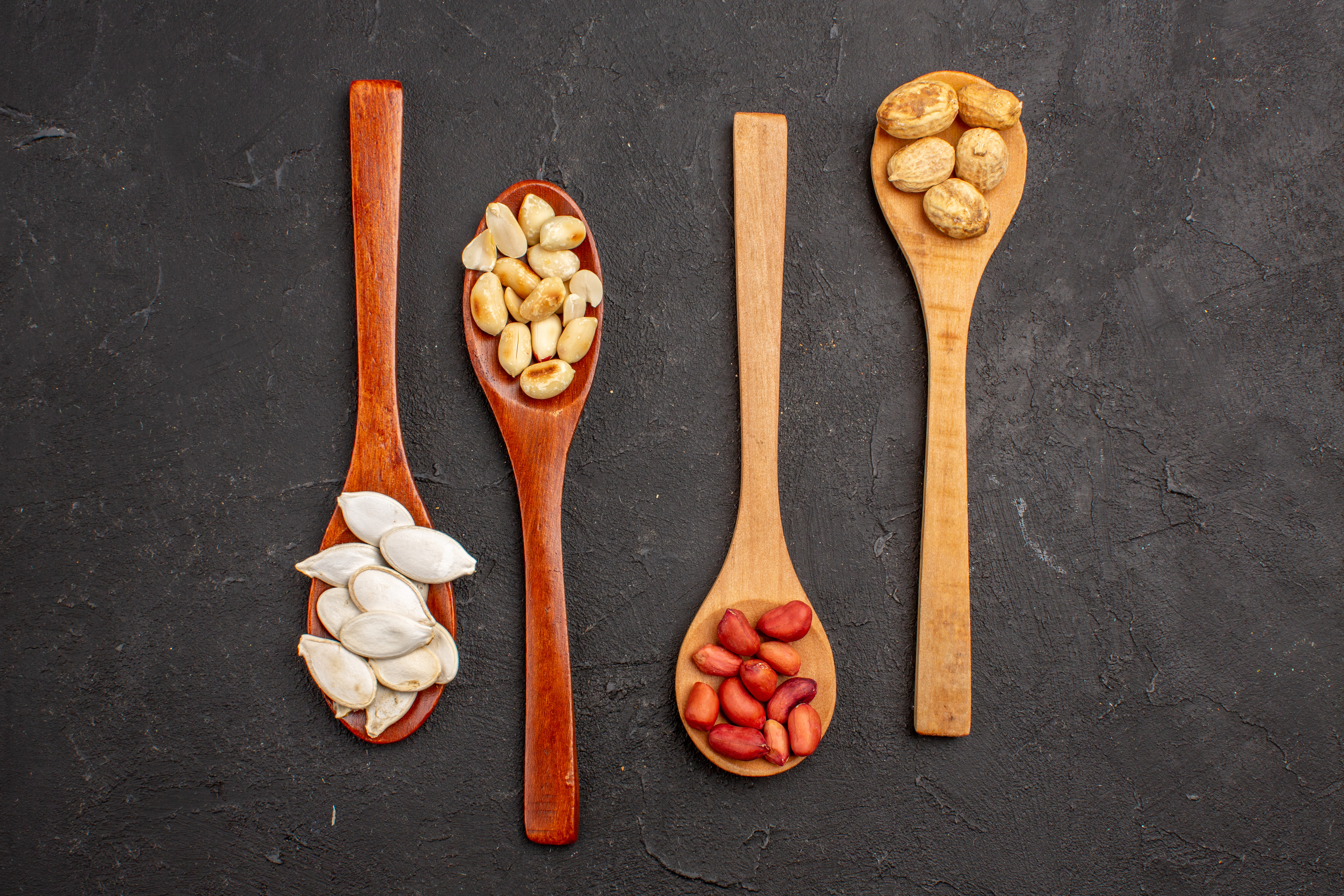 带量匙和坚果的砧板